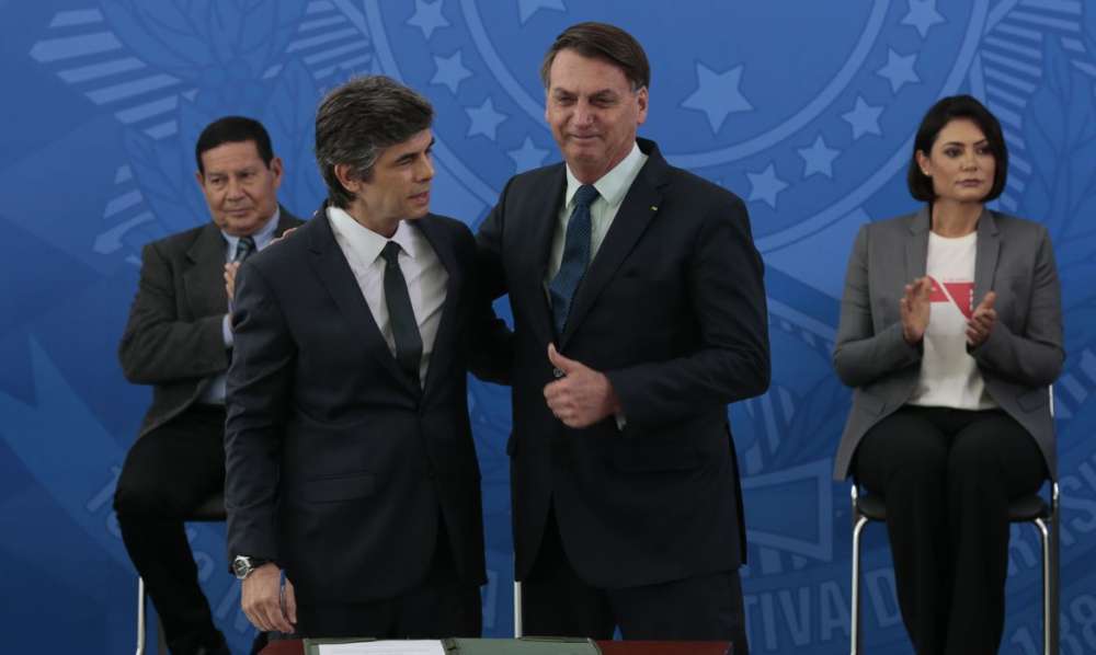 O ministro da Saúde, Nelson Teich e o presidente da Repùblica, Jair Bolsonaro, durante solenidade de posse no Palácio do Planalto