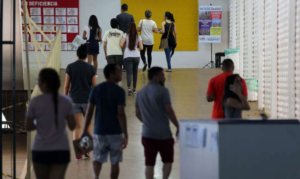 Candidatos fazem provas do Enem neste domingo no Centro de Ensino Médio Elefante Branco