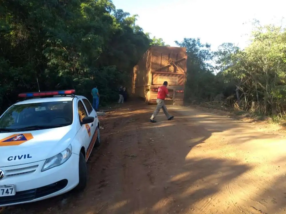 Pirassununga. Caminhões pesados são flagrados “destruindo” ponte de madeira 1 PONTE VI 2