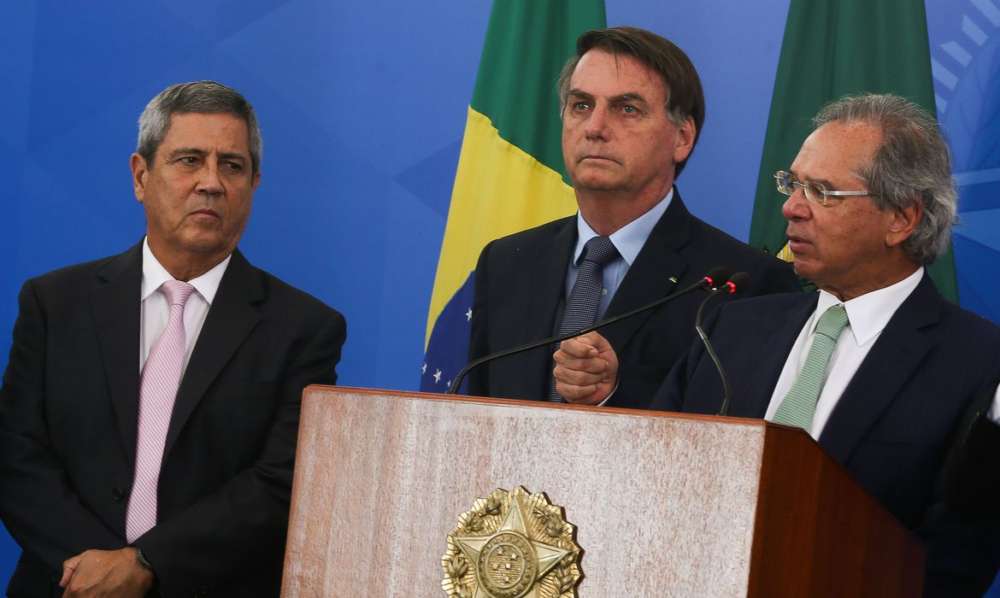O ministro da da Casa Civil, Braga Netto, o presidente da República, Jair Bolsonaro, e o ministro da Economia, Paulo Guedes, participam de coletiva de imprensa no Palácio do Planalto