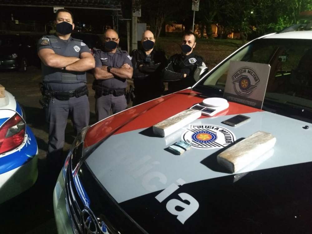 Pirassununga. PM prende suspeito com cerca de 2 kg de maconha e dinheiro 1 tráfico 28