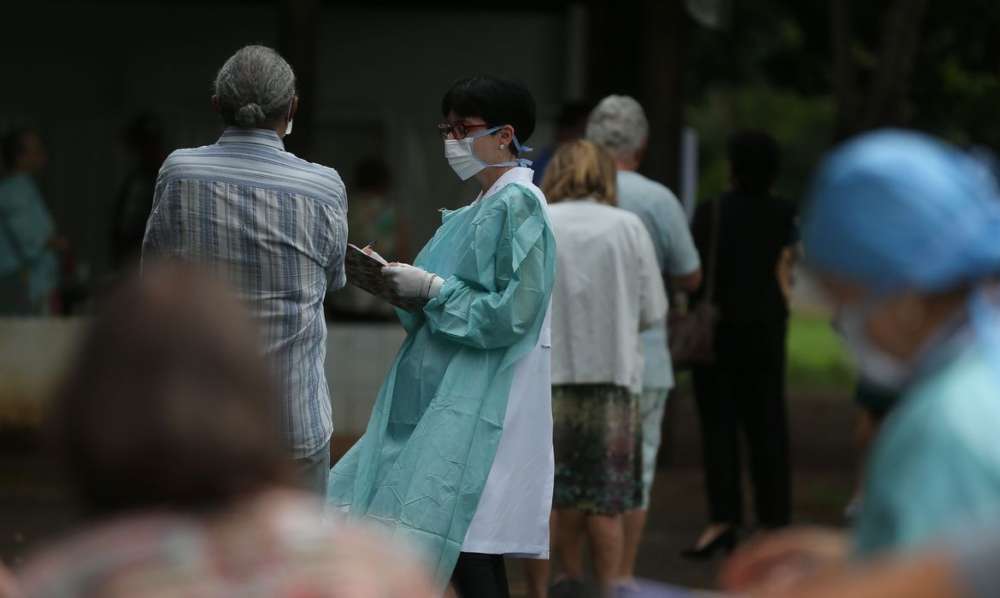 Movimentação de idosos no posto da 612 Sul para Vacinação contra Influenza