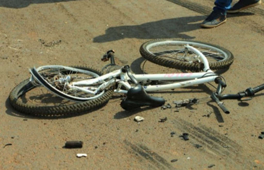Polícia procura por motociclista que atropelou homem de bicicleta