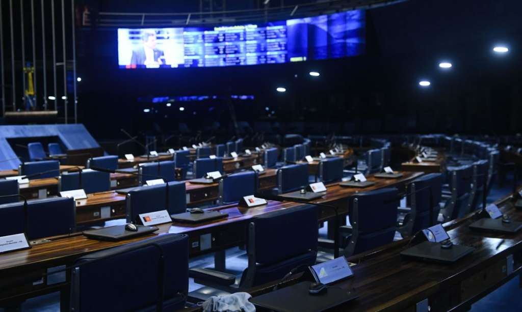 Higienização plenário do Senado Federal com álcool.Hábitos de higiene são os maiores aliados na guerra contra o coronavírus.Para evitar a proliferação do vírus, o Ministério da Saúde recomenda medidas básicas de higiene, como lavar bem as mãos (dedos, unhas, punho, palma e dorso) com água e sabão, e, de preferência, utilizar toalhas de papel para secá-las.
Foto: Jane de Araújo/Agência Senado