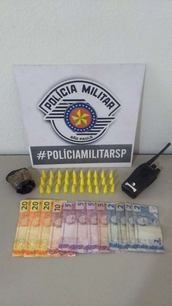 Jovem é preso em Leme pela PM com cocaína, dinheiro, HT e bicicleta 3 LEME TRÁFICO 1