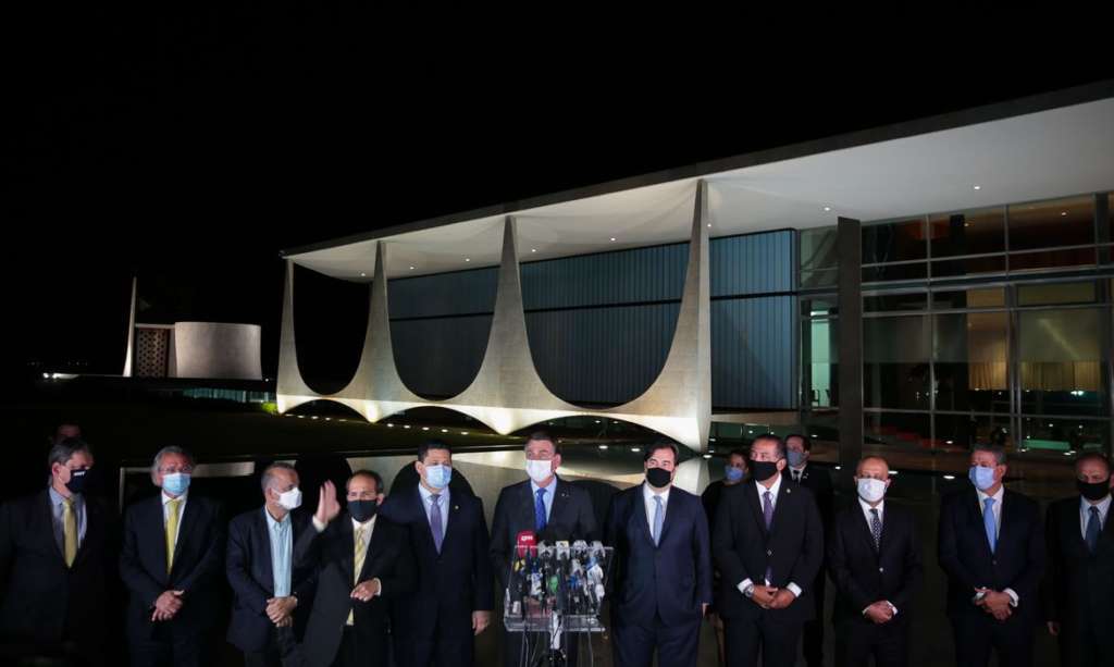 Os presidentes do Senado Federal, Davi Alcolumbre, da República, Jair Bolsonaro e da Câmara dos Deputados , Rodrigo Maia,durante declaração à imprensa na área externa do Palácio da Alvorada