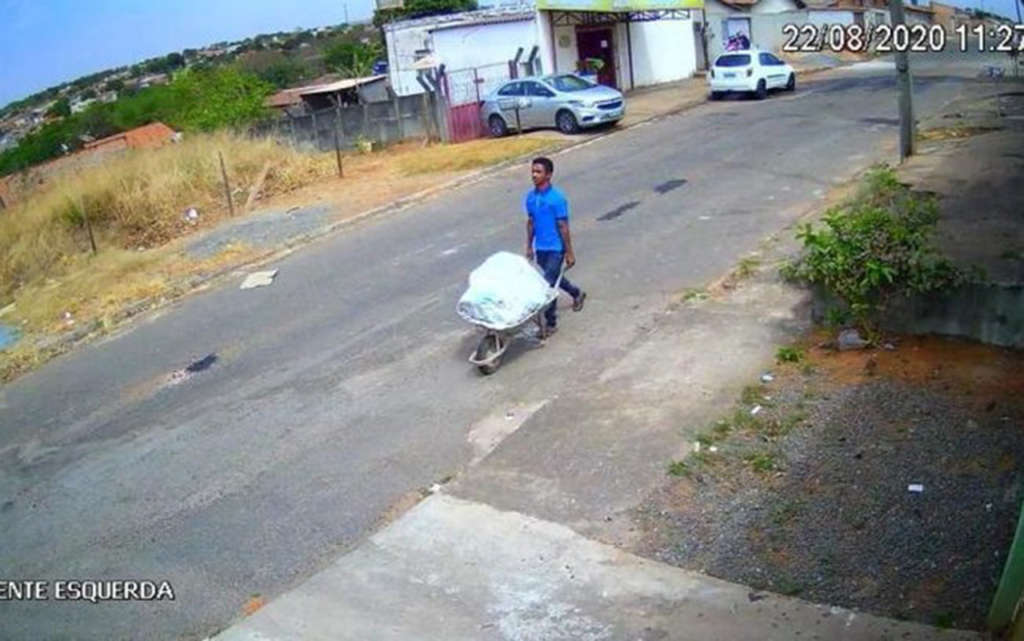 Homem compra cigarro enquanto carrega corpo em carrinho de mão; assista