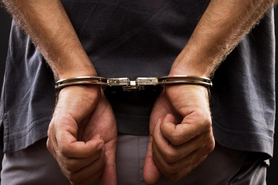 Policiais Militares de Conchal capturam foragido da justiça 1 Maos-algemadas