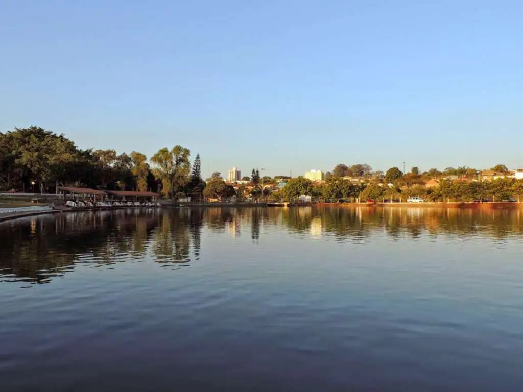 Pirassununga. CEF Médici, Parque Municipal e Cachoeiras de Emas abrem suas "portas" 1 lago-pirassununga