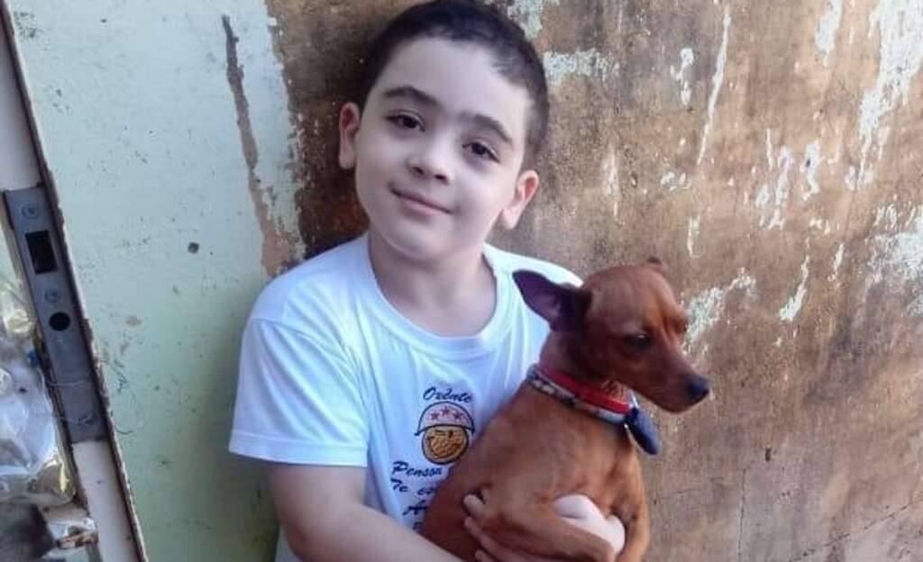 Criança procura pelo animalzinho “Pinscher”