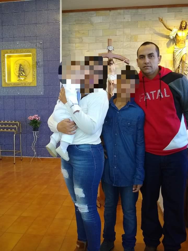 Everaldo ao lado do enteado, da esposa e do filho durante o batizado da criança