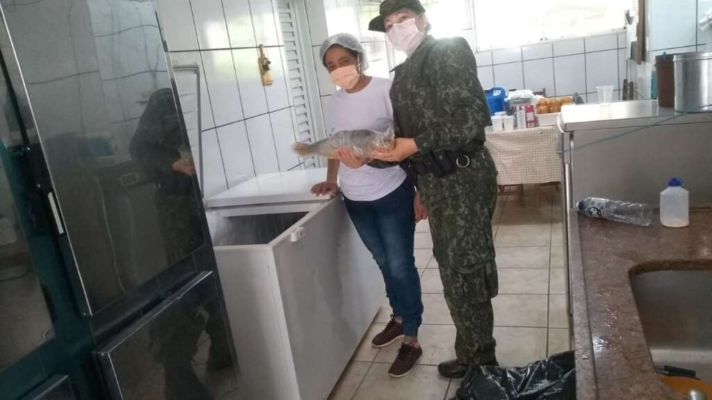 PM Ambiental de Pirassununga doou peixes para Asilo 1 PM Ambiental de Pirassununga dou peixes para Asilo