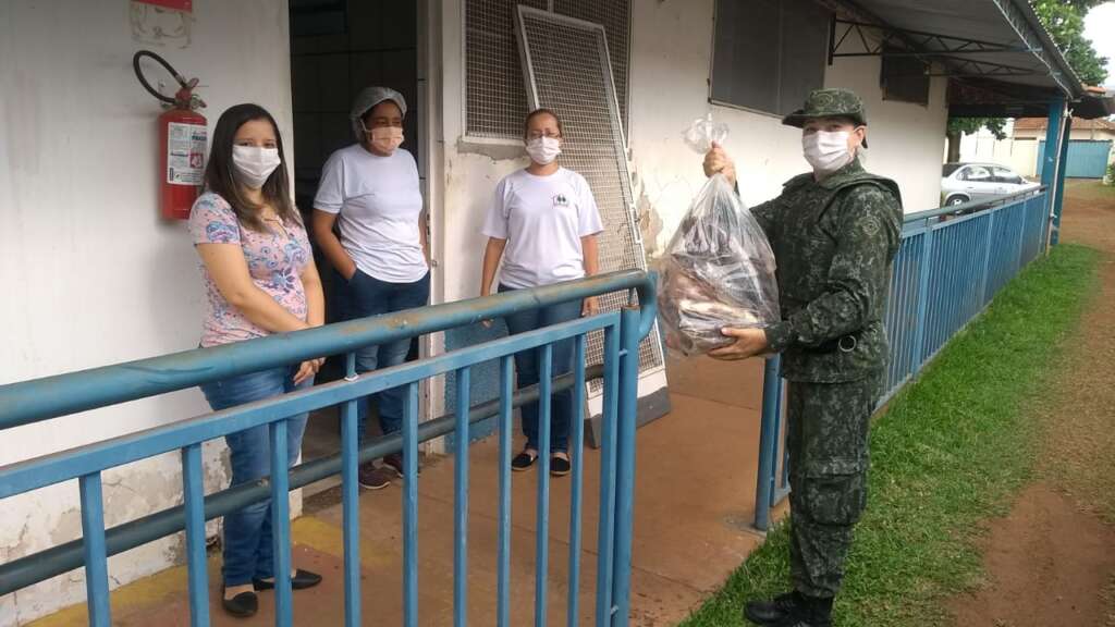 PM Ambiental de Pirassununga doou peixes para Asilo 2 Cabo PM Carla entregando peixes na Casa de São Vicente de Paulo