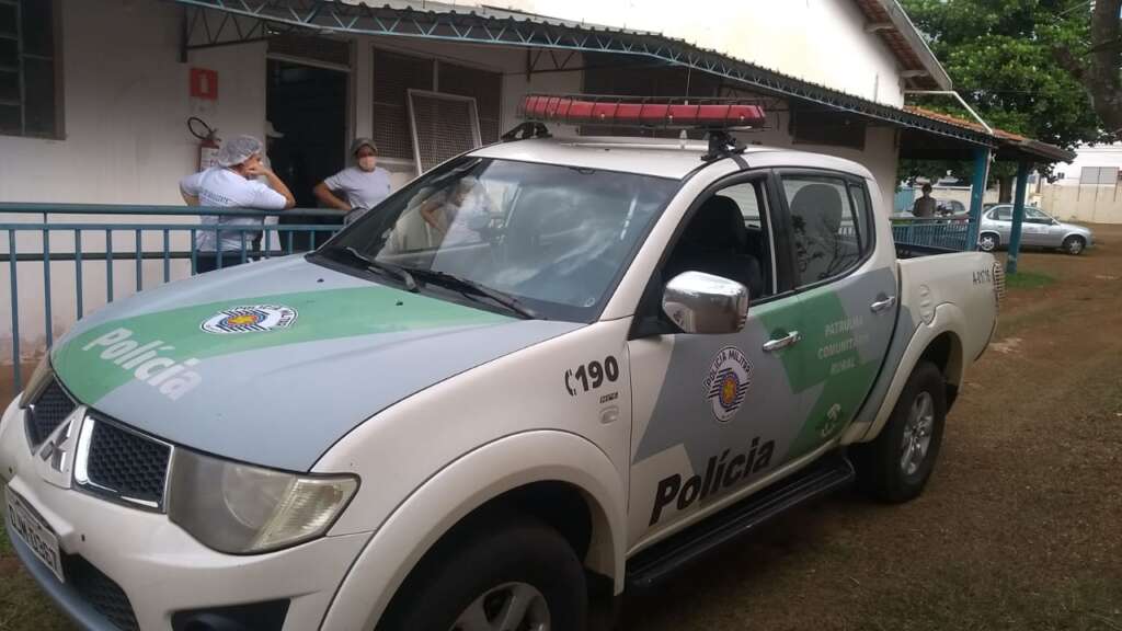 PM Ambiental de Pirassununga doou peixes para Asilo 3 Viatura da PMA no pátio da Casa de São Vicente de Paulo