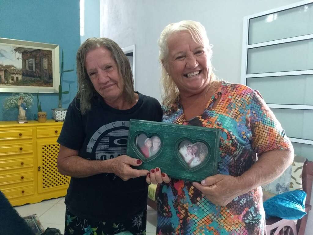 As irmãs Valdeci e Silvana seguram o quadro onde esta a foto do pai