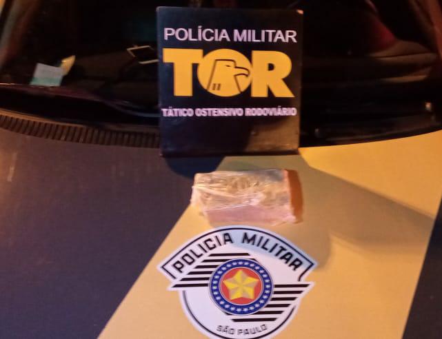 PM Rodoviária prende homem por tráfico na rodovia Anhanguera, município de Leme 2 Droga apreendida no capô da viatura