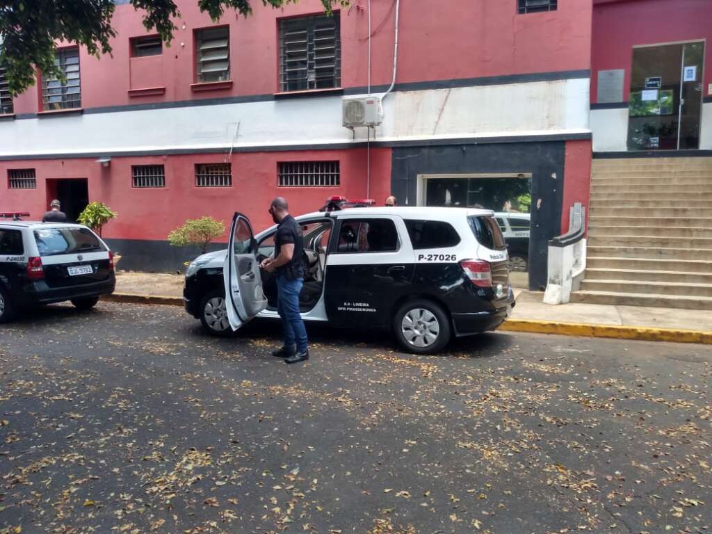 Momento da chegada da viatura policial trazendo "Cara de Égua"