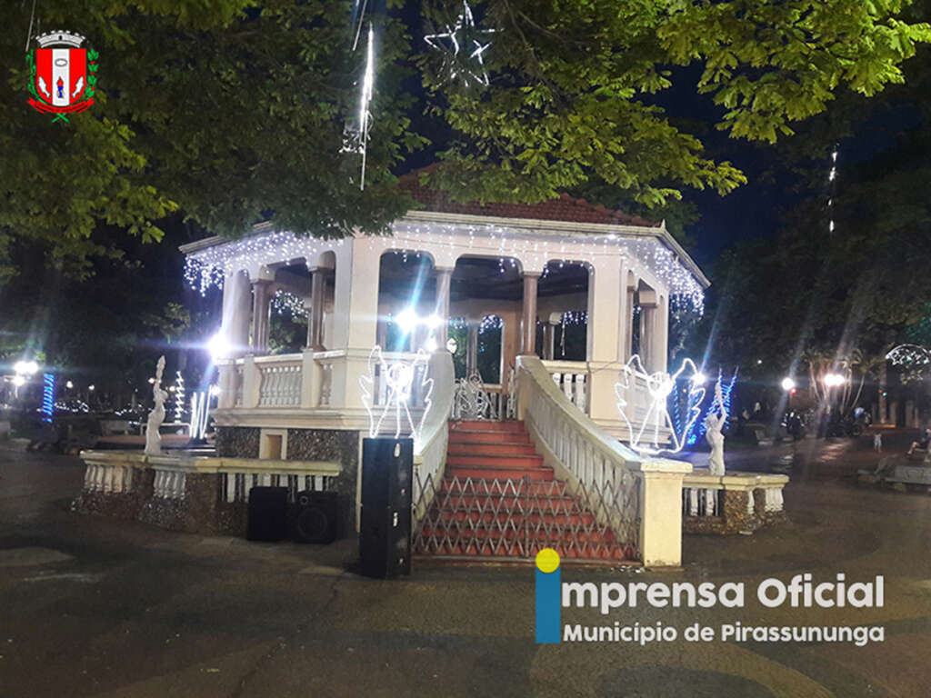 Praça central de Pirassununga recebe enfeites e decoração natalina