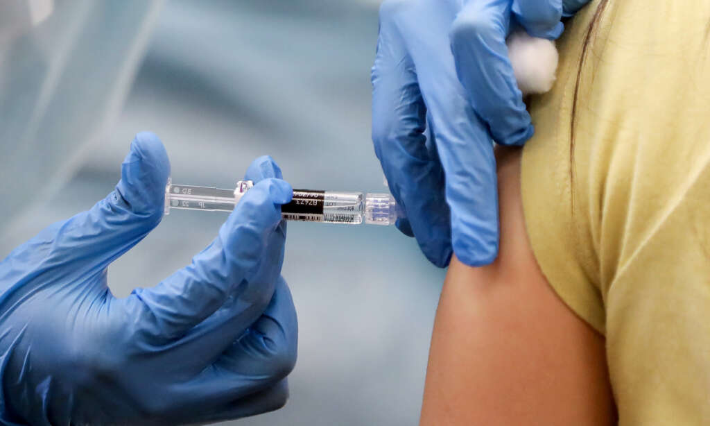 Vacina contra Covid-19 sendo aplicada