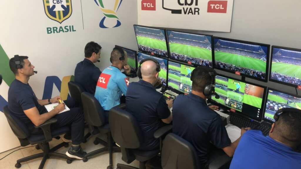 VAR no Brasil demora 46% a mais do tempo recomendado pela Fifa