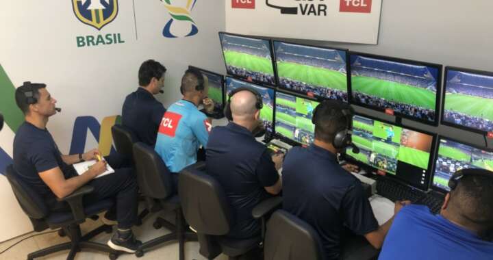 VAR no Brasil demora 46% a mais do tempo recomendado pela Fifa