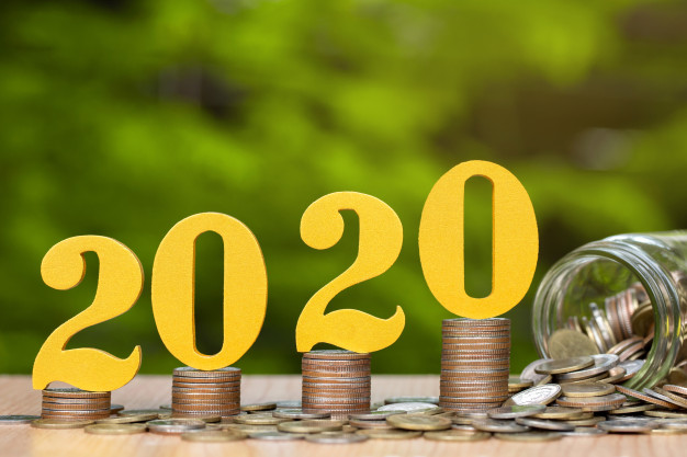 2020-numeros-de-madeira-em-moedas-empilhadas-mostrando-crescimento-financeiro-economizando-dinheiro