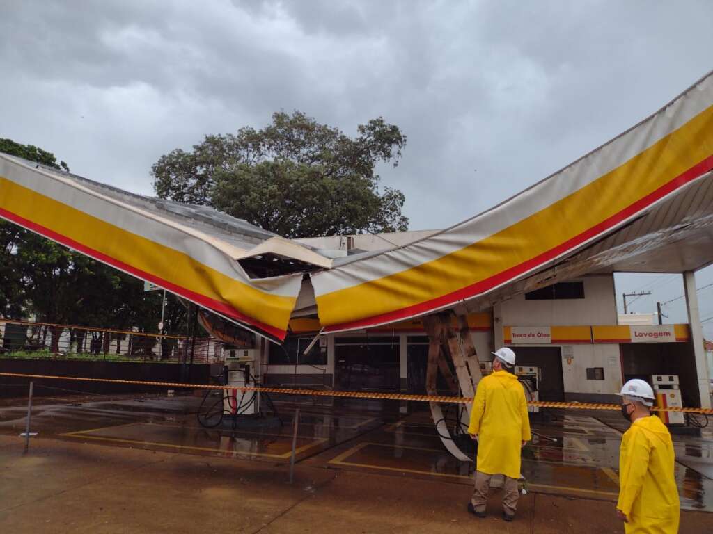 Cobertura de Posto de Combustível desaba durante chuva e vento