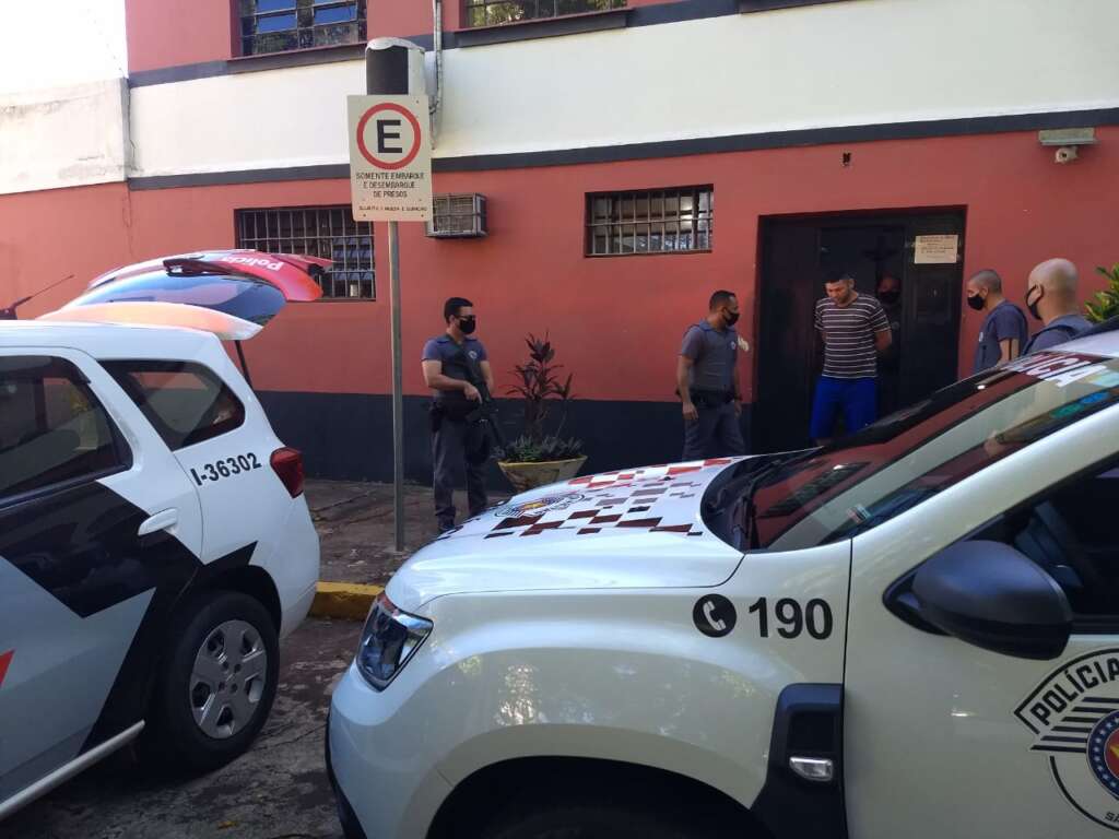 Antônio deixando a Central de Triagem sendo levado para a Viatura da PM