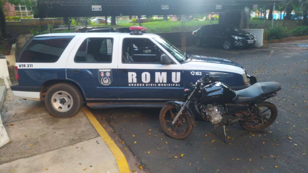 GCMs da ROMU de Pirassununga recuperam motocicleta furtada de Concessionária