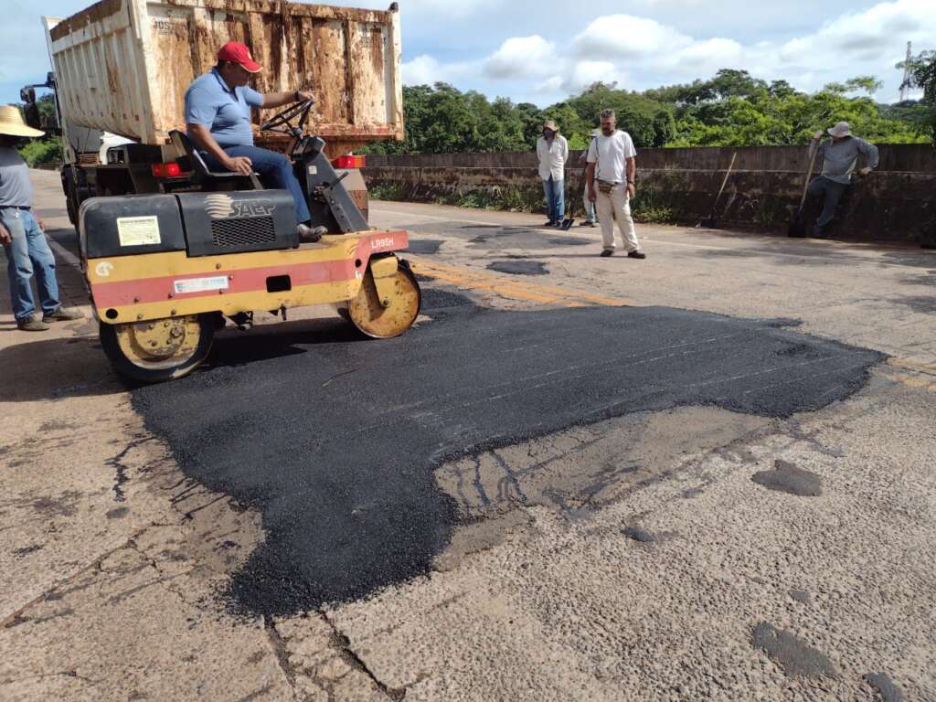 Obras e Serviços de Pirassununga realiza manutenção no acesso da Ponte Nova em Emas