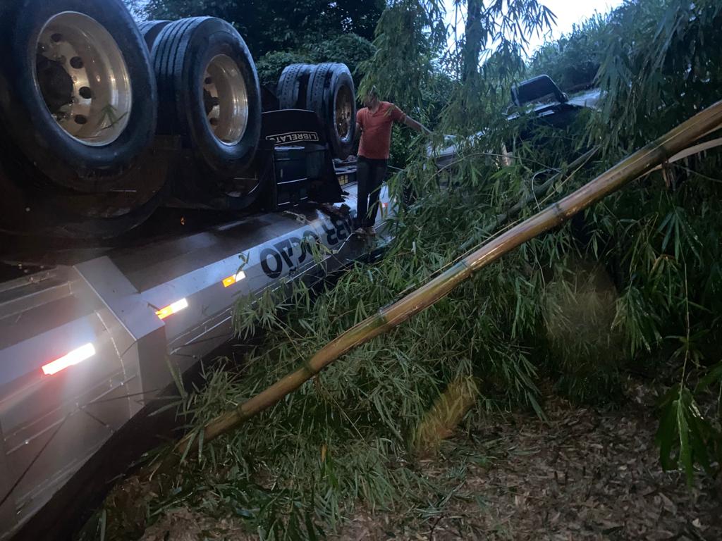 Chuva causa alagamento na Rodovia Anhanguera e acidente na SP 225