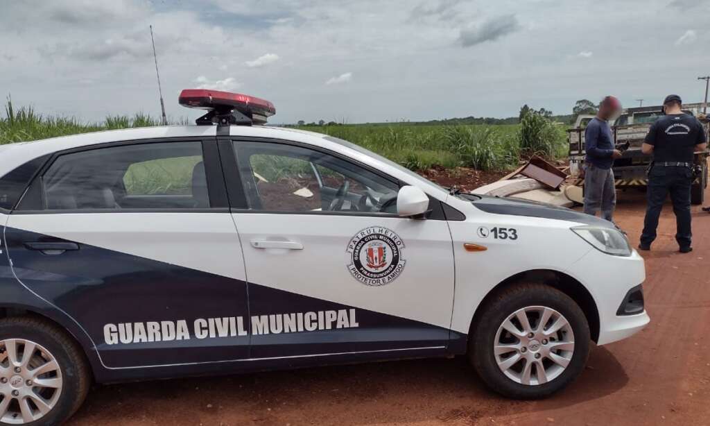 Homem é flagrado pela CGM de Pirassununga realizando descartes