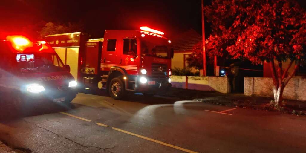 Homens do Corpo de Bombeiros de Pirassununga combate incêndio em residência