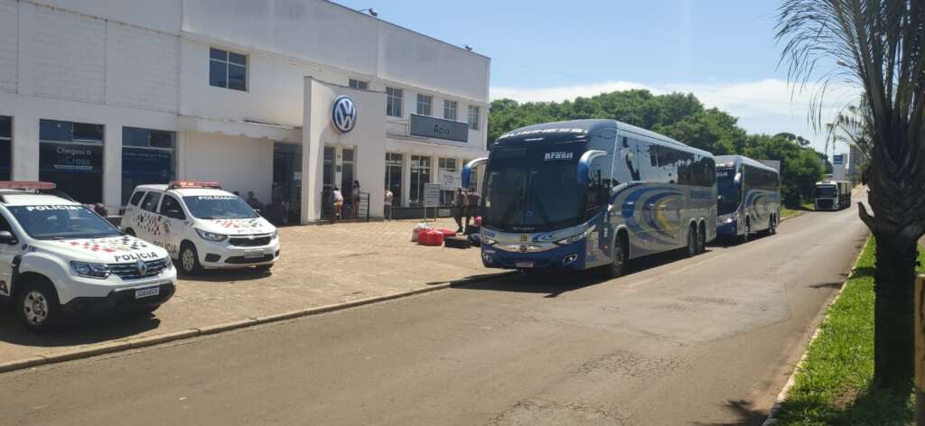 PMs da 3ª Cia, abordam ônibus com produtos contrabandeados