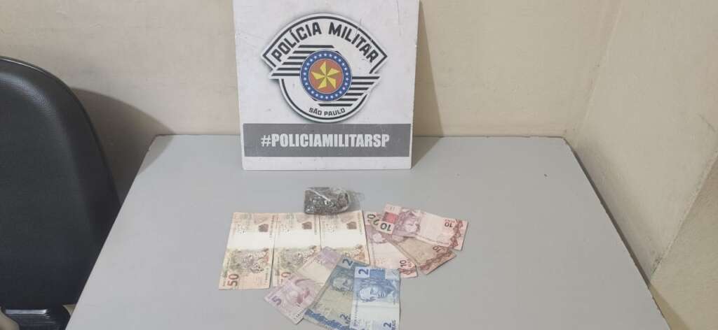 Jovem é detido com drogas na Zona Norte de Pirassununga 1 Jovem é detido com droga na Zona Norte de Pirassununga pela PM