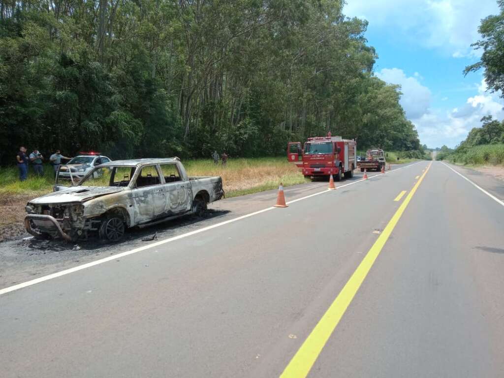 Bombeiros de Pirassununga combate e extingue fogo em veículo na rodovia