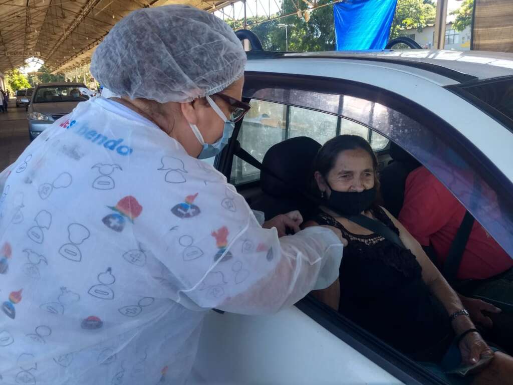 Drive Thru em Pirassununga vacinou 1058 idosos no final de semana
