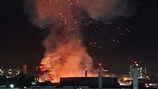 Carreta-Tanque pega fogo e explode em Posto de Combustível; existem vítimas