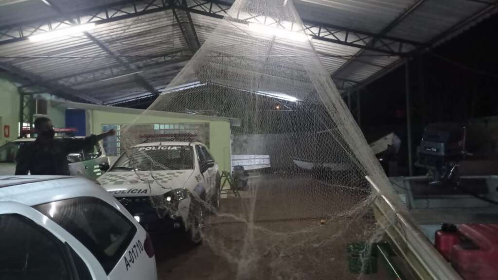 PM Ambiental. Homens abandonam "petrechos" de pesca e desaparecem na mata 1 PA PIRASSUNUNGA 1