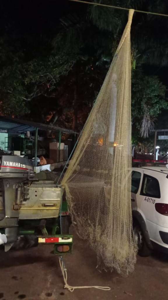 PM Ambiental. Homens abandonam "petrechos" de pesca e desaparecem na mata 3 PA PIRASSUNUNGA 3