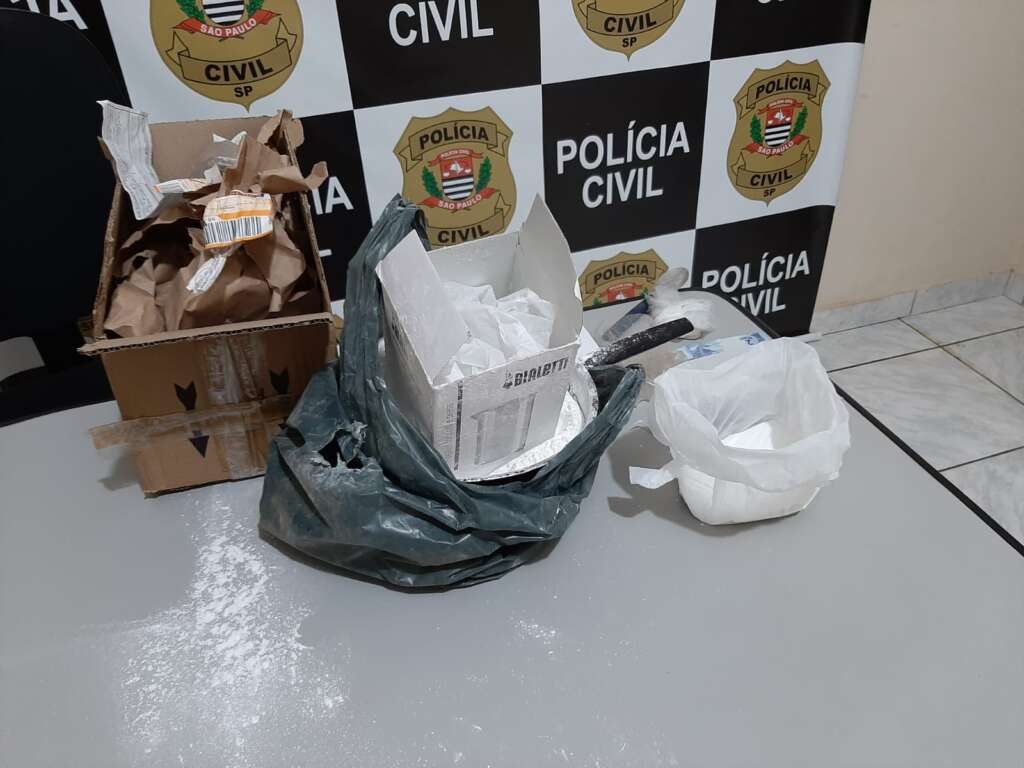 Denúncia leva Polícia Civil de Pirassununga prender suspeito de envolvimento com o tráfico 2 PC COCA 2