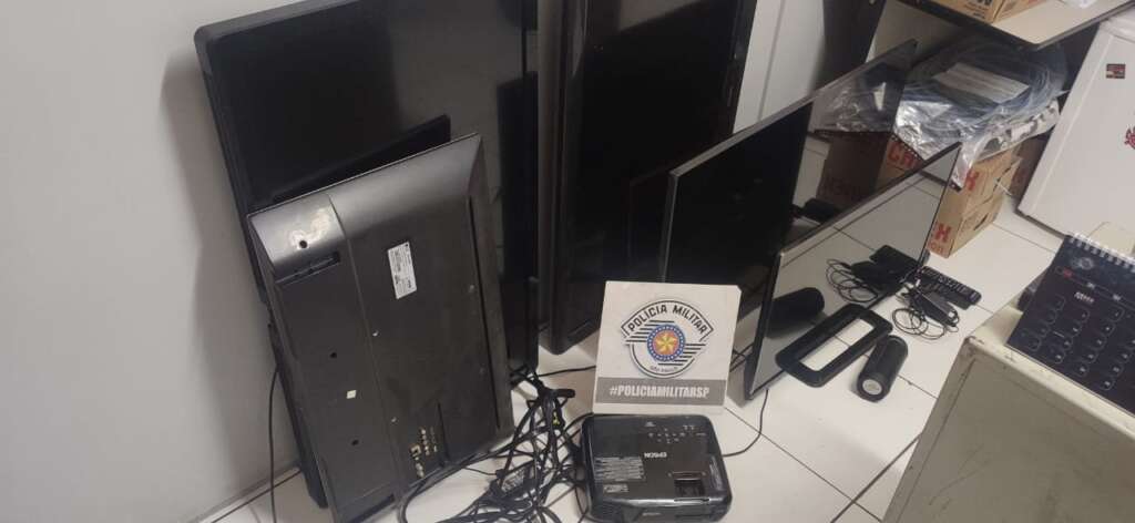 Dupla é presa pela PM após arrombamento de imóvel e furto de eletrônicos 1 furto capa