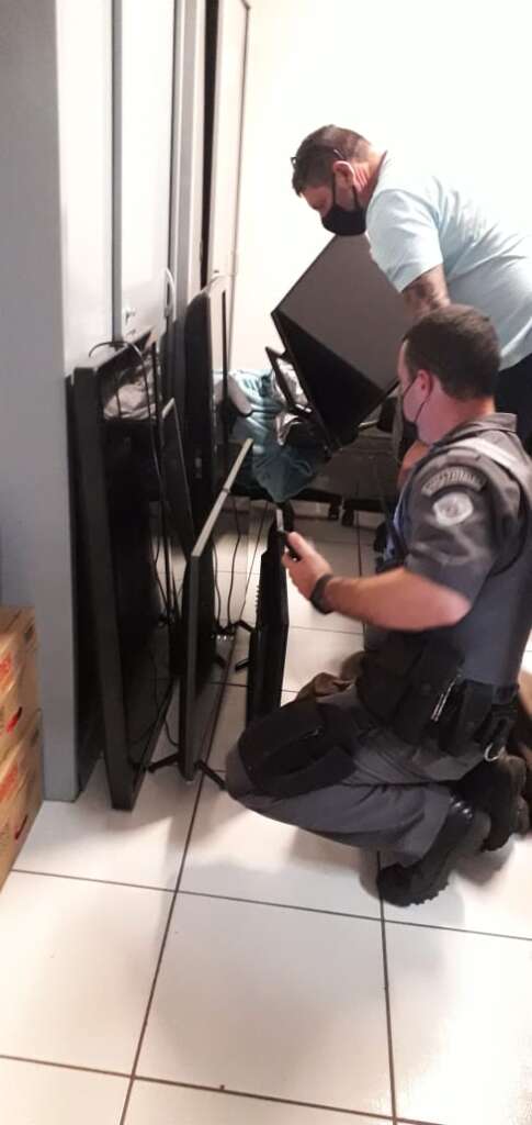 Dupla é presa pela PM após arrombamento de imóvel e furto de eletrônicos 5 furto objetos