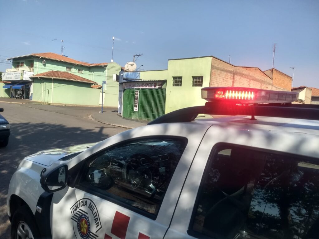 Homem é esfaqueado dentro de seu comércio em Pirassununga