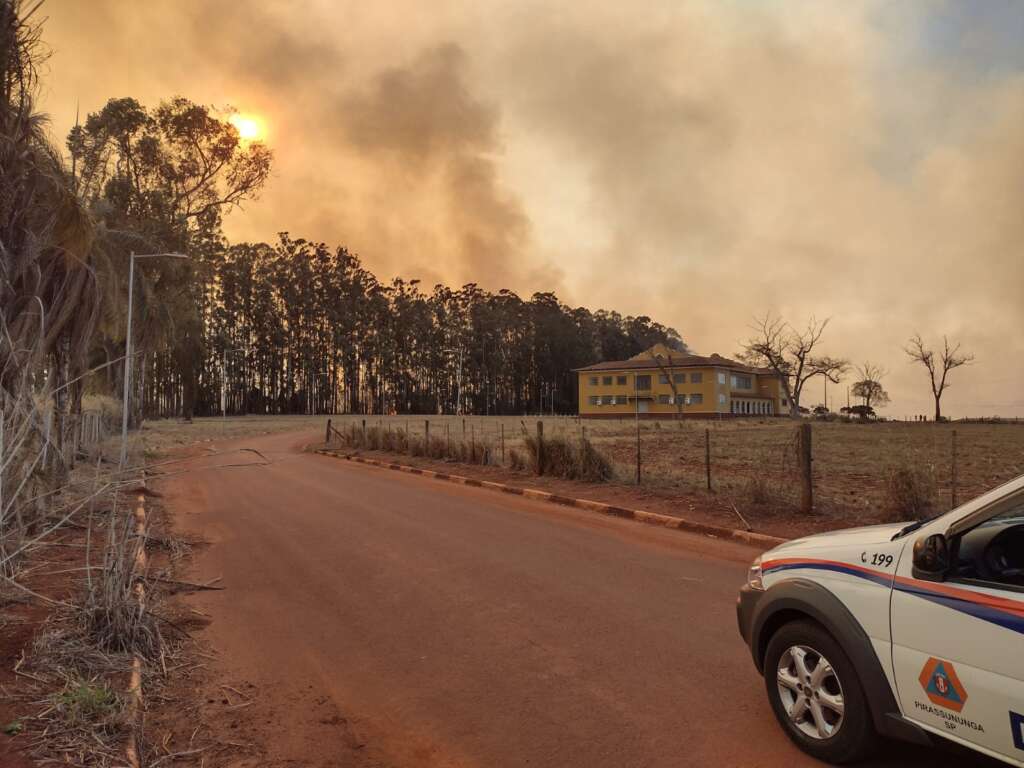 Campus da USP de Pirassununga está sendo consumido pelo fogo