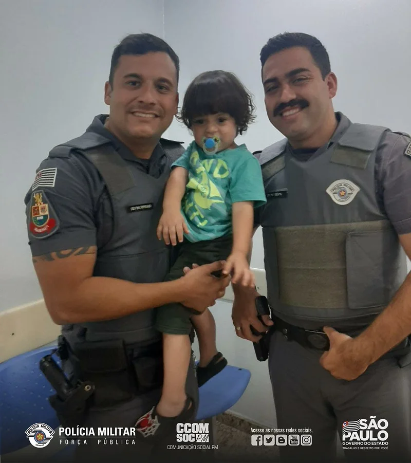 Policiais militares salvam menino de dois anos engasgado 2 policia militar salva criança