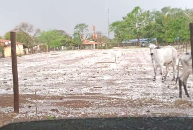 Chuva de granizo danificou latarias de veículos no bairro do Taquari Ponte em Leme