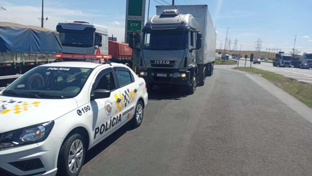 PM Rodoviária apreende carregamento de cigarros do Paraguai e recupera agrotóxico roubado