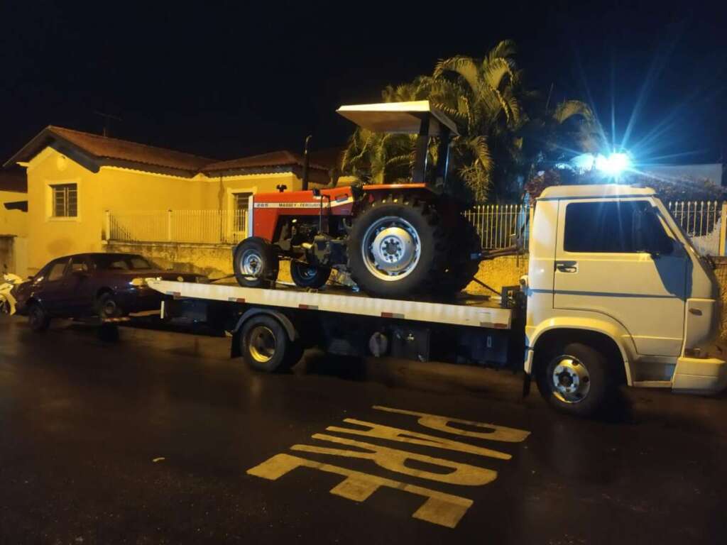 Trator roubado é recuperado em ação conjunta com a PM após denúncia recebida pela ROMU