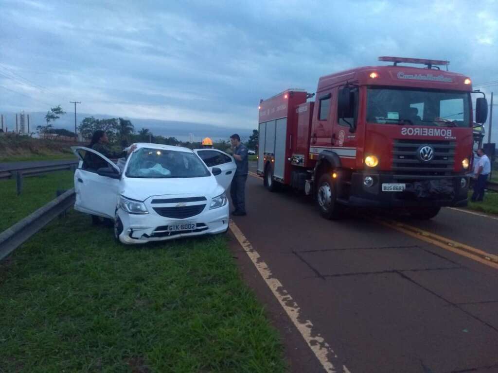 Mulher morre em banco traseiro de carro em acidente na cidade de Pirassununga